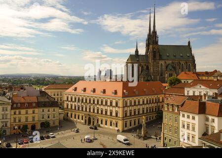 Brünner Stadtbild, Blick über die Skyline der Altstadt mit der Kathedrale St. Peter und Paul vom Wahrzeichen des Alten Rathauses, Stará Radnice in Tschechien. Stockfoto