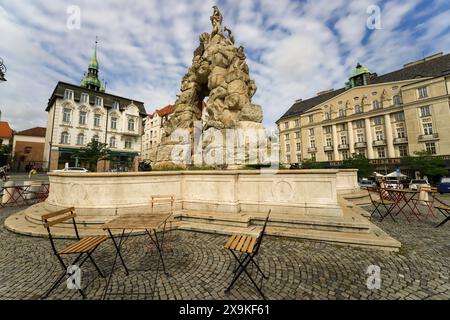 Brünn, Tschechien Panoramablick auf den Bauernmarkt in der Altstadt, auch Zelny TRH oder Kohl Market Square genannt, mit Parnas Brunnen und Café. Sonniger Tag. Stockfoto