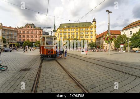 Brünner Panoramablick auf den Freiheitsplatz, Namesti Svobody, den Hauptplatz der Stadt in Brünn, Tschechische Republik an einem sonnigen Tag mit Straßenbahn, Menschen, Gemeinschaft Stockfoto