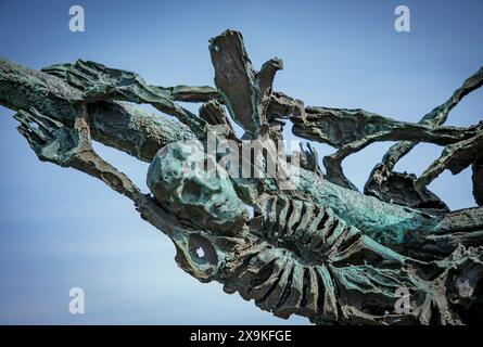 Murrisk, Demesne, Murrisk, County Mayo, Irland - 20. April 2024 - irisches Denkmal der Hungersnot mit einer Nahaufnahme des Skeletts auf einem Segelschiff Stockfoto