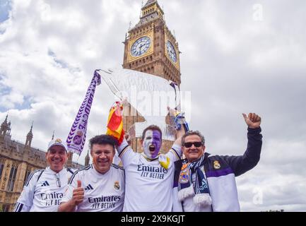 London, England, Großbritannien. Juni 2024. Die Fans von Real Madrid halten neben Big Ben vor dem Champions League-Finale im Wembley Stadion eine große Papptrophäe, als Borussia Dortmund gegen Real Madrid antritt. (Kreditbild: © Vuk Valcic/ZUMA Press Wire) NUR REDAKTIONELLE VERWENDUNG! Nicht für kommerzielle ZWECKE! Stockfoto