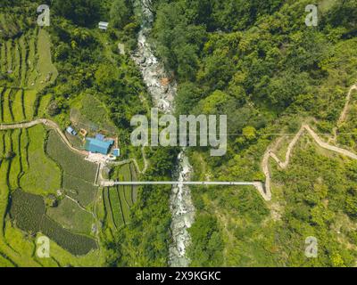 Hängebrücke über den Fluss, Brücke über den Bergfluss, Hängebrücke in nepal Stockfoto