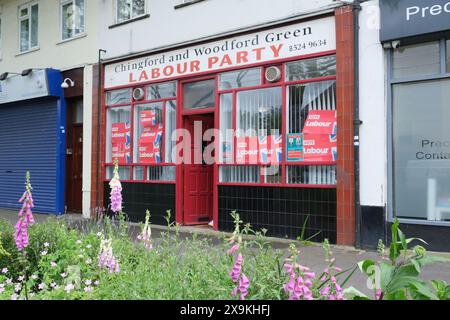 Das Büro des Wahlkreises Labour in Chingford, nachdem es gereinigt wurde, nachdem Graffitti dort erschienen, nachdem Faiza Shaheen von Labour entlassen worden war Stockfoto