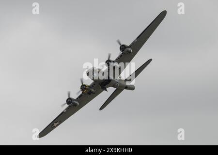 Duxford, Großbritannien. Juni 2024. Boeing B-17G Flying Fortress 'Sally B' passiert mit geöffneten Türen der Bombenbucht während der Duxford Summer Air Show: D-Day 80 auf der IWM Duxford, Duxford, Vereinigtes Königreich, 1. Juni 2024 (Foto: Cody Froggatt/News Images) in Duxford, Vereinigtes Königreich am 1. Juni 2024. (Foto: Cody Froggatt/News Images/SIPA USA) Credit: SIPA USA/Alamy Live News Stockfoto