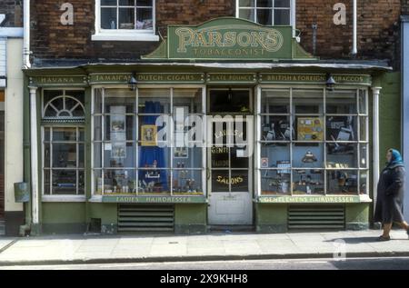 1970s Archivfoto der Tabakwarenhändler von Parsons und der Friseure von Ladies & Gentlemans, in Dorchester, Dorset. Stockfoto