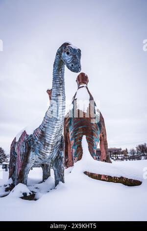 Lifesize T-rex Statue bedeckt mit Schnee im Dinosaur Land in White Post, Virginia. Stockfoto