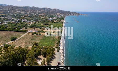 Drohnenansicht von Kato Pyrgos, griechisch-zypriotisches Dorf, Republik Zypern. Stockfoto