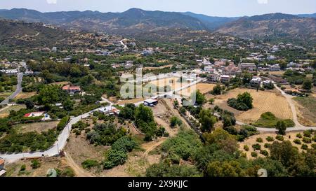 Drohnenansicht von Kato Pyrgos, griechisch-zypriotisches Dorf, Republik Zypern. Stockfoto