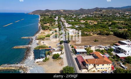 Drohnenansicht von Kato Pyrgos, griechisch-zypriotisches Dorf, Republik Zypern. Stockfoto