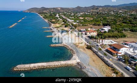 Drohnenansicht von Kato Pyrgos, griechisch-zypriotisches Dorf, Republik Zypern. Stockfoto