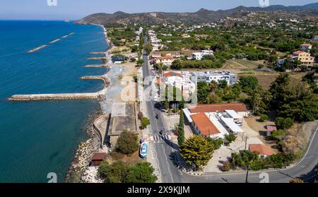 Drohnenansicht von Kato Pyrgos, griechisch-zypriotisches Dorf, Republik Zypern. Stockfoto