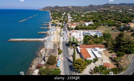 Drohnenansicht von Kato Pyrgos, griechisch-zypriotisches Dorf, Republik Zypern. Stockfoto