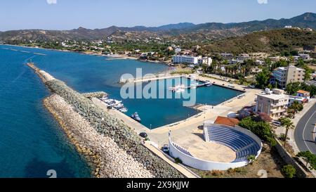 Drohnenansicht von Kato Pyrgos, griechisch-zypriotisches Dorf, Republik Zypern. Stockfoto