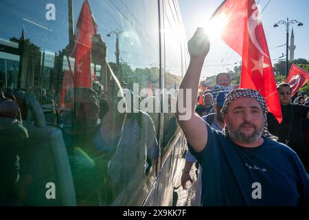 Fatih, Istanbul, Türkei. Juni 2024. Demonstranten während des pro-Palästina-marsches vom BeyazÄ±t Platz zur Hagia Sophia Moschee in Istanbul halten eine türkische Flagge und ein riesiges Poster, das Joe Biden, US-Präsident, im Hintergrund zeigt. (Kreditbild: © Tolga Uluturk/ZUMA Press Wire) NUR REDAKTIONELLE VERWENDUNG! Nicht für kommerzielle ZWECKE! Quelle: ZUMA Press, Inc./Alamy Live News Stockfoto