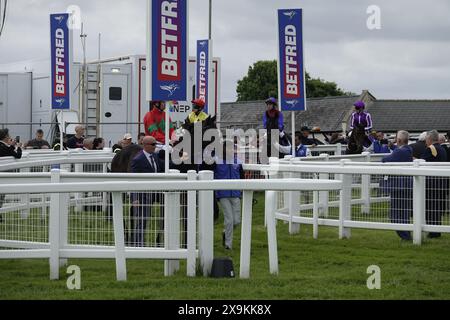 Epsom, Surrey, Großbritannien. Juni 2024. Pferde betreten die Strecke für die formelle „Parade“ vor dem Betfred Derby, laufen über eine Meile und vier Furlongs auf der legendären Rennbahn Epsom Downs. Quelle: Motofoto/Alamy Live News Stockfoto