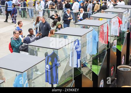 London, Großbritannien. Juni 2024. Die Fans von Borussia Dortmund und Real Madrid werden vor dem Finale der UEFA Champions League am 1. Juni 2024 in London, Großbritannien, vor dem Wembley Stadion und der Innenstadt gesehen. Video: Sanjin Strukic/PIXSELL Credit: Pixsell/Alamy Live News Stockfoto