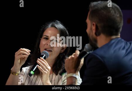 Erfurt, Deutschland. Juni 2024. Annalena Baerbock (Bündnis90/die Grünen), Außenministerin, spricht mit Marc Frings, Generalsekretär des Zentralkomitees der deutschen Katholiken, auf dem Deutsch-Katholischen Kongress. Die fünftägige christliche Versammlung endet am Sonntag mit einem Abschlussgottesdienst. Quelle: Hendrik Schmidt/dpa/Alamy Live News Stockfoto