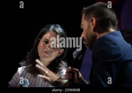 Erfurt, Deutschland. Juni 2024. Annalena Baerbock (Bündnis90/die Grünen), Außenministerin, spricht mit Marc Frings, Generalsekretär des Zentralkomitees der deutschen Katholiken, auf dem Deutsch-Katholischen Kongress. Die fünftägige christliche Versammlung endet am Sonntag mit einem Abschlussgottesdienst. Quelle: Hendrik Schmidt/dpa/Alamy Live News Stockfoto