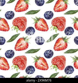 Erdbeeren und Blaubeeren, nahtloses Muster. Beeren und Blätter. Handgezeichnete Aquarellillustration isoliert auf weißem Hintergrund. Zum Verpacken von PAP Stockfoto