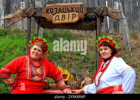 Ukrainische Frauen in bestickten Hemden Vyshivanka beim Kosakenfest. Inschrift auf Ukrainisch - Kosakenhof. Tag Der Verteidigung, Insel Khortitsa, Zaporo Stockfoto