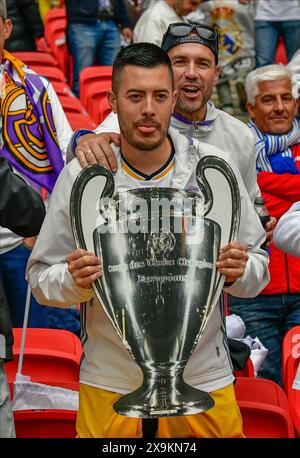 London, Großbritannien. Juni 2024. Ein Fußballfan von Real Madrid, der vor dem Finale der UEFA Champions League 2024 zwischen Borussia Dortmund und Real Madrid in Wembley in London zu sehen war. (Foto: Gonzales Photo/Alamy Live News Stockfoto