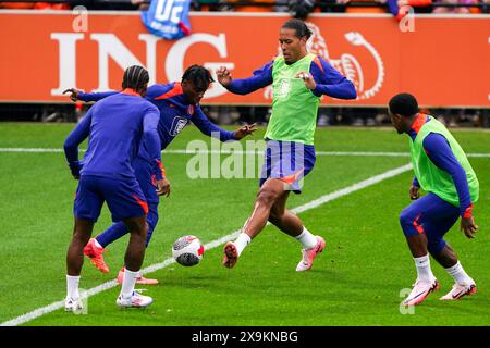 Zeist, Niederlande. Juni 2024. ZEIST, NIEDERLANDE - 1. JUNI: JEREMIE Frimpong aus den Niederlanden, Virgil van Dijk aus den Niederlanden läuft mit dem Ball während eines Trainings der niederländischen Fußballmannschaft auf dem KNVB Campus am 1. Juni 2024 in Zeist, Niederlande. (Foto von Andre Weening/Orange Pictures) Credit: Orange Pics BV/Alamy Live News Stockfoto