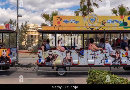 Palma de Mallorca, Spanien; 08. Mai 2024: Touristenzug mit Touristen, die entlang der Promenade des Ferienorts Playa de Palma de Mallorca, Sp Stockfoto