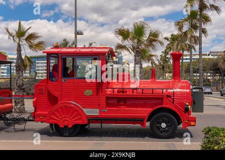 Palma de Mallorca, Spanien; 08. Mai 2024: Touristenzug mit Touristen, die entlang der Promenade des Ferienorts Playa de Palma de Mallorca, Sp Stockfoto