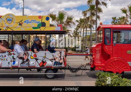 Palma de Mallorca, Spanien; 08. Mai 2024: Touristenzug mit Touristen, die entlang der Promenade des Ferienorts Playa de Palma de Mallorca, Sp Stockfoto