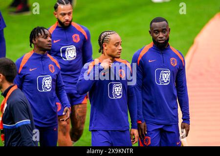 Zeist, Niederlande. Juni 2024. ZEIST, NIEDERLANDE - 1. JUNI: JEREMIE Frimpong aus den Niederlanden, Xavi Simons aus den Niederlanden, Lutshare Geertruida aus den Niederlanden während eines Trainings der niederländischen Fußballmannschaft auf dem KNVB Campus am 1. Juni 2024 in Zeist, Niederlande. (Foto von Andre Weening/Orange Pictures) Credit: Orange Pics BV/Alamy Live News Stockfoto