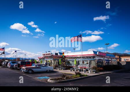 An der Ecke der Außenfassade des 1954 erbauten Eggy Sues 50s Diner sind viele originale Vorbilder des Diner am Straßenrand erhalten geblieben. Stockfoto