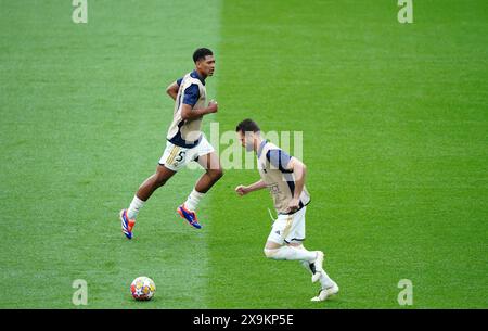 Jude Bellingham (links) von Real Madrid während des Aufwärmens vor dem Finale der UEFA Champions League im Wembley Stadium in London. Bilddatum: Samstag, 1. Juni 2024. Stockfoto