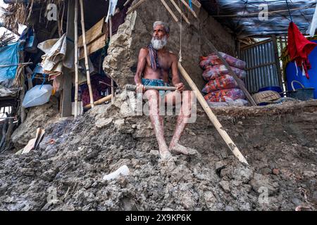 Juni 2024, Paikgassa, Khulna, Khulna, Bangladesch: Wirbelsturm Rimal traf am 26. Mai die Südküste von Bangladesch. Die Haltbarkeit des Zyklons Rimal betrug mehr als 12 Stunden. Viele Dörfer an der Südküste Bangladeschs wurden weggespült und überschwemmt. Tausende von Küstenbewohnern waren im Wasser gefangen. Das Wasser ging unter und der Schaden war groß. Momin Gazi von der Paikgacha Deluti Union ist im Zyklon Rimal verunglückt. Alle seine Häuser wurden durch den Wirbelsturm zerstört. Jetzt lebt er vorübergehend am Straßenrand und renoviert sein Haus (Foto: © MD Harun oder Rashid/Z) Stockfoto