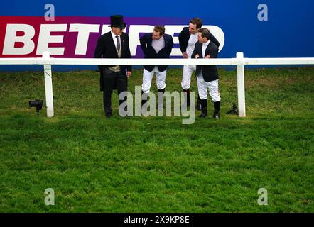 Aidan O'Brien, Ryan Moore, Wayne Lordan und Declan McDonagh überprüfen den Kurs vor dem Betfred Derby am Derby Day des Betfred Derby Festivals auf der Epsom Downs Racecourse. Bilddatum: Samstag, 1. Juni 2024. Stockfoto