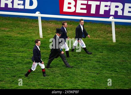 Aidan O'Brien, Ryan Moore, Wayne Lordan und Declan McDonagh überprüfen den Kurs vor dem Betfred Derby am Derby Day des Betfred Derby Festivals auf der Epsom Downs Racecourse. Bilddatum: Samstag, 1. Juni 2024. Stockfoto