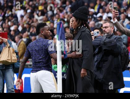 London, Großbritannien. Juni 2024. Vinicius Junior von Real Madrid trifft auf RAP-Star JAY-Z (r), als er vor dem Endspiel der UEFA Champions League im Wembley Stadium in London an der Touchline auftritt. Der Bildnachweis sollte lauten: David Klein/Sportimage Credit: Sportimage Ltd/Alamy Live News Stockfoto