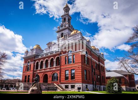 Vorderseite des Sevier County Courthouse aus rotem Backstein mit Dolly Parton Statue in Sevierville TN. Stockfoto