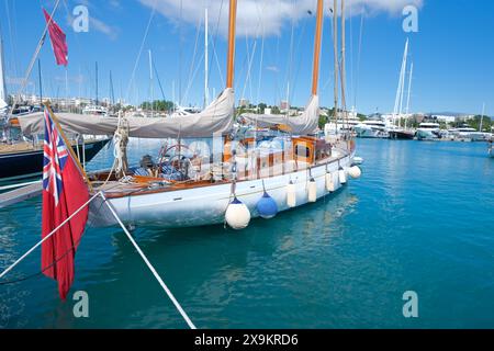 Les voiles d'Antibes 29. Ausgabe, jährliche Zusammenkunft von Vintage-Segelbooten. Port Vauban, Antibes Französische Riviera Stockfoto