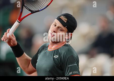 Paris, Frankreich. Juni 2024. Der belgische Zizou Bergs reagiert während eines Tennisspiels zwischen dem belgischen Bergs und dem bulgarischen Dimitrov, das nach dem gestrigen Ende des Spiels wegen des Regenfalls in der dritten Runde der Männer beim Roland Garros French Open Tennis Turnier in Paris, Frankreich, am Samstag, den 1. Juni 2024, fortgesetzt wurde. Das diesjährige Grand-Slam-Turnier findet vom 26. Mai bis 9. Juni statt. BELGA FOTO BENOIT DOPPAGNE Credit: Belga News Agency/Alamy Live News Stockfoto