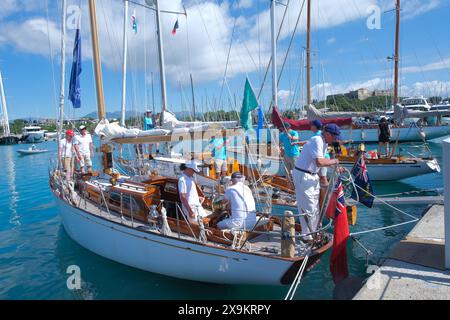 Les voiles d'Antibes 29. Ausgabe, jährliche Zusammenkunft von Vintage-Segelbooten. Port Vauban, Antibes Französische Riviera Stockfoto