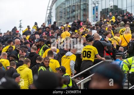 London, Großbritannien. 1. Juni 2024. Dortmunder Fans stürmen vor dem Champions-League-Finale zwischen Real Madrid und Borussia Dortmund im Wembley-Stadion durch die Ticketschecks. Zusätzliche Polizei- und Sicherheitsmaßnahmen, sowie keine Alkoholverbotsschilder (in mehreren Sprachen) um das Stadion herum sind vorhanden, um die Menschenmenge zu schützen. Quelle: Stephen Chung / Alamy Live News Stockfoto