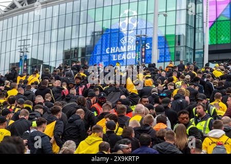 London, Großbritannien. 1. Juni 2024. Dortmunder Fans stürmen vor dem Champions-League-Finale zwischen Real Madrid und Borussia Dortmund im Wembley-Stadion durch die Ticketschecks. Zusätzliche Polizei- und Sicherheitsmaßnahmen, sowie keine Alkoholverbotsschilder (in mehreren Sprachen) um das Stadion herum sind vorhanden, um die Menschenmenge zu schützen. Quelle: Stephen Chung / Alamy Live News Stockfoto