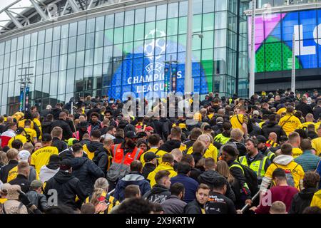 London, Großbritannien. 1. Juni 2024. Dortmunder Fans stürmen vor dem Champions-League-Finale zwischen Real Madrid und Borussia Dortmund im Wembley-Stadion durch die Ticketschecks. Zusätzliche Polizei- und Sicherheitsmaßnahmen, sowie keine Alkoholverbotsschilder (in mehreren Sprachen) um das Stadion herum sind vorhanden, um die Menschenmenge zu schützen. Quelle: Stephen Chung / Alamy Live News Stockfoto