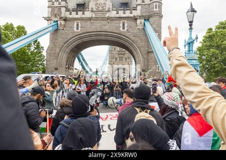 London, Großbritannien. JUNI 2024. Pro-Palästina-Demonstranten versammeln sich auf einem Abschnitt des rechten Weges der Tower Bridge. Credit Milo Chandler/Alamy Live News Stockfoto