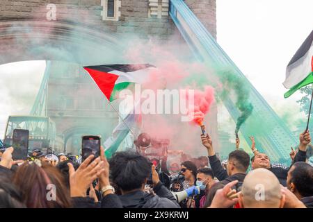 London, Großbritannien. JUNI 2024. Pro-Palästina-Demonstranten versammeln sich mit Rauchbomben auf einem Abschnitt des rechten Weges der Tower Bridge. Credit Milo Chandler/Alamy Live News Stockfoto