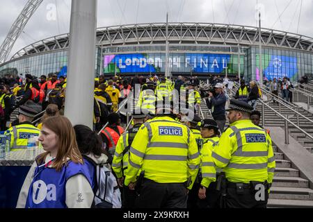 London, Großbritannien. 1. Juni 2024. Die Dortmunder Fans passieren die Ticketkontrolle vor dem Champions League-Finale zwischen Real Madrid und Borussia Dortmund im Wembley-Stadion. Zusätzliche Polizei- und Sicherheitsmaßnahmen, sowie keine Alkoholverbotsschilder (in mehreren Sprachen) um das Stadion herum sind vorhanden, um die Menschenmenge zu schützen. Quelle: Stephen Chung / Alamy Live News Stockfoto