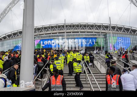 London, Großbritannien. 1. Juni 2024. Die Dortmunder Fans passieren die Ticketkontrolle vor dem Champions League-Finale zwischen Real Madrid und Borussia Dortmund im Wembley-Stadion. Zusätzliche Polizei- und Sicherheitsmaßnahmen, sowie keine Alkoholverbotsschilder (in mehreren Sprachen) um das Stadion herum sind vorhanden, um die Menschenmenge zu schützen. Quelle: Stephen Chung / Alamy Live News Stockfoto