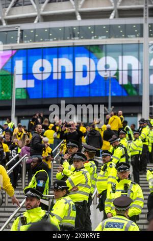 London, Großbritannien. 1. Juni 2024. Die Dortmunder Fans passieren die Ticketkontrolle vor dem Champions League-Finale zwischen Real Madrid und Borussia Dortmund im Wembley-Stadion. Zusätzliche Polizei- und Sicherheitsmaßnahmen, sowie keine Alkoholverbotsschilder (in mehreren Sprachen) um das Stadion herum sind vorhanden, um die Menschenmenge zu schützen. Quelle: Stephen Chung / Alamy Live News Stockfoto