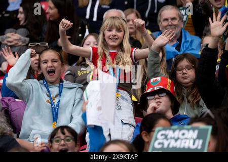 LLANELLI, GROSSBRITANNIEN. 31. Mai 2024. Walisische Fans beim Qualifikationsspiel der UEFA Women's Euro 2025 in der Liga B zwischen walisischen Frauen und ukrainischen Frauen im Parc y Scarlets in Llanelli am 31. Mai 2024. (Bild von Ashley Crowden/FAW) Credit: Football Association of Wales/Alamy Live News Stockfoto