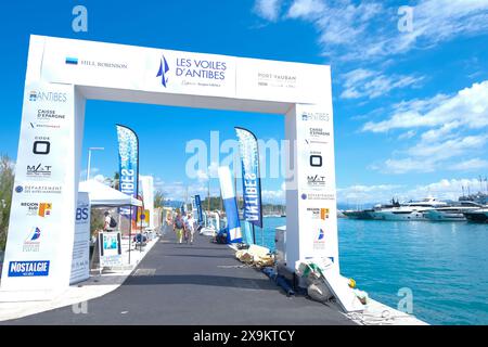 Les voiles d'Antibes 29. Ausgabe, jährliche Zusammenkunft von Vintage-Segelbooten. Port Vauban, Antibes Französische Riviera Stockfoto